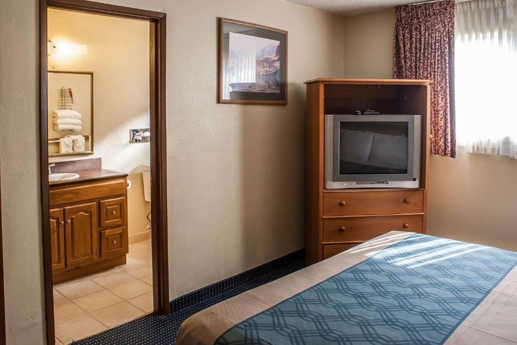 Econo Lodge Inn & Suites Hoquiam - image 2