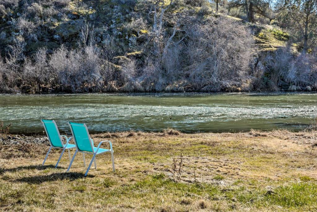 Cottage with Fire Pit and Deck on The Klamath River! - image 3