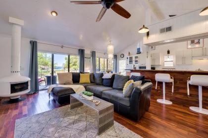 Chic Townhouse on Lake LBJ with Wet Boat Slip - image 1