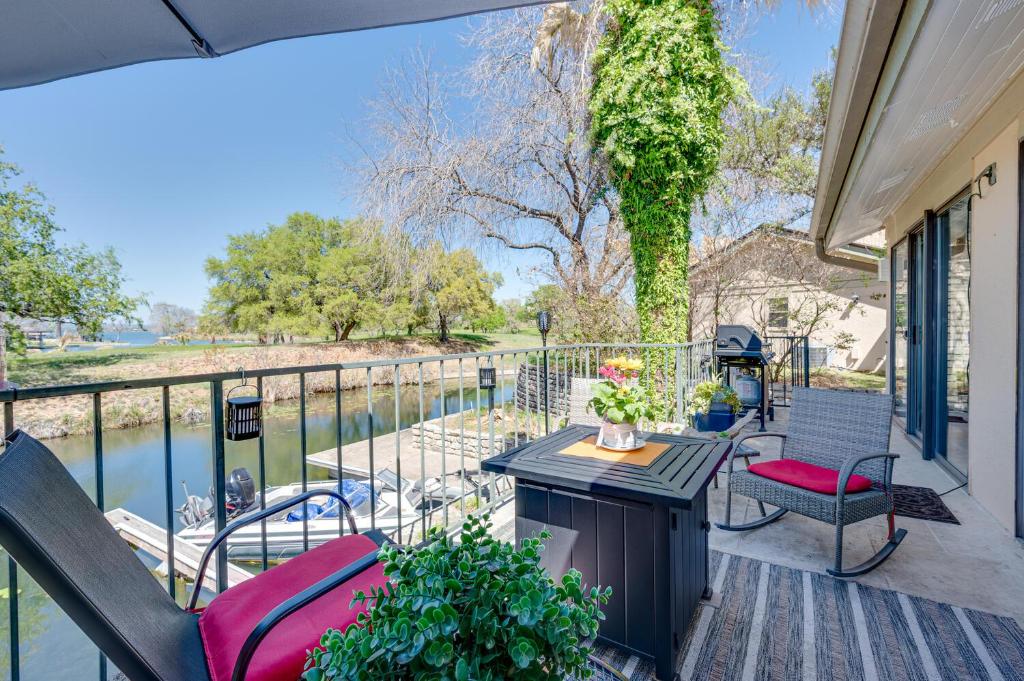 Chic Townhouse on Lake LBJ with Wet Boat Slip - image 2