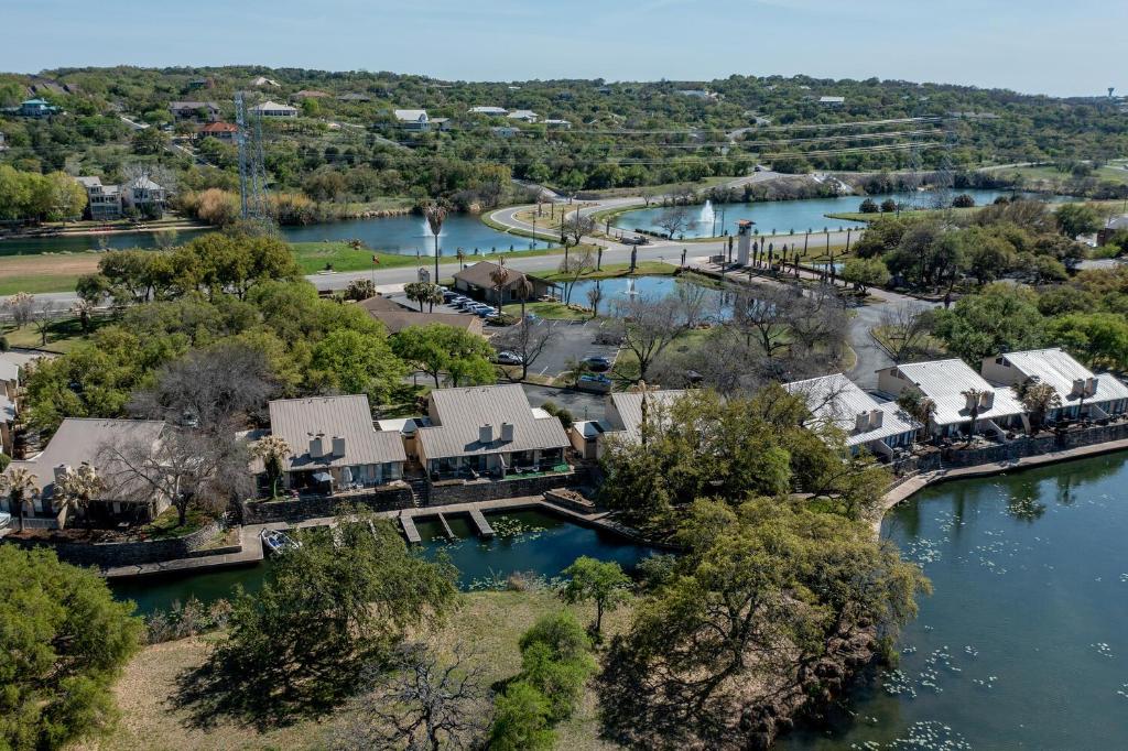 Chic Townhouse on Lake LBJ with Wet Boat Slip - image 3