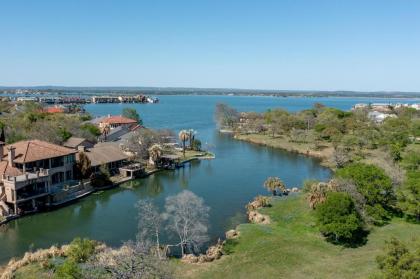 Chic Townhouse on Lake LBJ with Wet Boat Slip - image 5