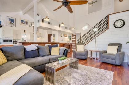 Chic Townhouse on Lake LBJ with Wet Boat Slip - image 9