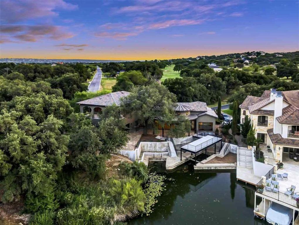 Luxury Lakeside Villa with Lake LBJ Access Electric Boat Lift & Countless Amenities - image 2