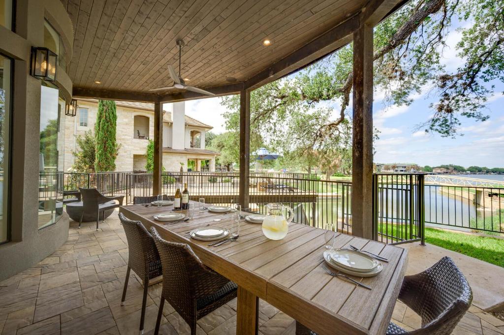 Luxury Lakeside Villa with Lake LBJ Access Electric Boat Lift & Countless Amenities - image 6