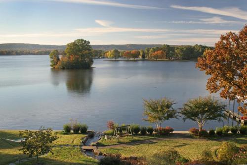 Lookout Point Lakeside Inn - image 3