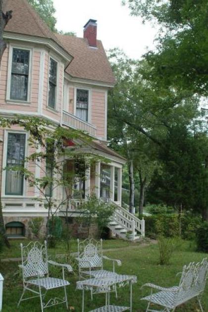 1884 Wildwood Bed and Breakfast Inn - image 4