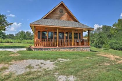 Log Cabin with Great Yard  2 miles to Lake Hamilton