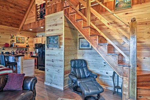 Log Cabin with Great Yard- 2 Miles to Lake Hamilton! - image 5