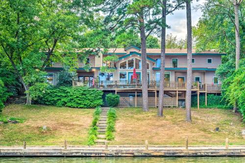 Lake Hamilton Home 5 Min to Oaklawn Race Track! - main image