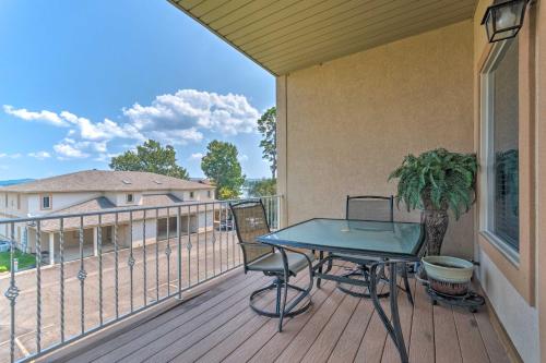 Home with Deck and Pool Access 1Mi to Lake Hamilton - image 3