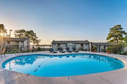 Cozy Condo with Balcony and Pool Access on Lake Hamilton! - image 10