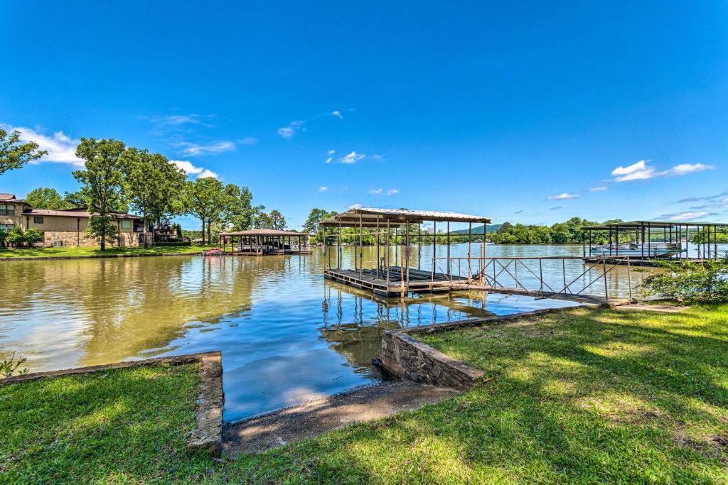 Lake Hamilton Escape with Deck Games and Water Views! - image 4