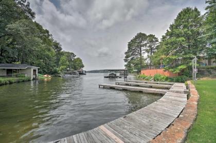 Lake Hamilton Getaway with Boat Ramp and Dock! - image 2