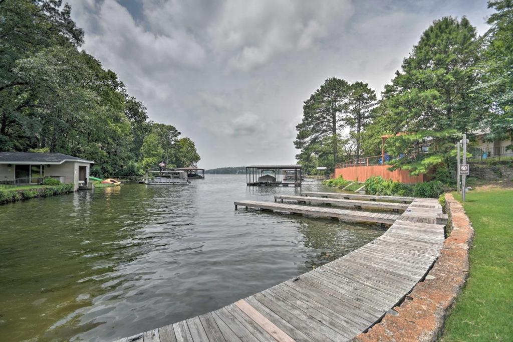 Lake Hamilton Getaway with Boat Ramp and Dock! - image 2