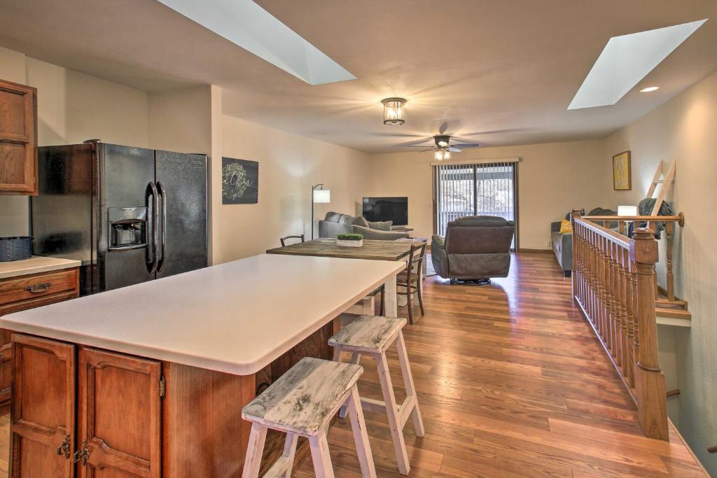 Lakefront Condo with Covered Balcony and 2 Kayaks - image 6