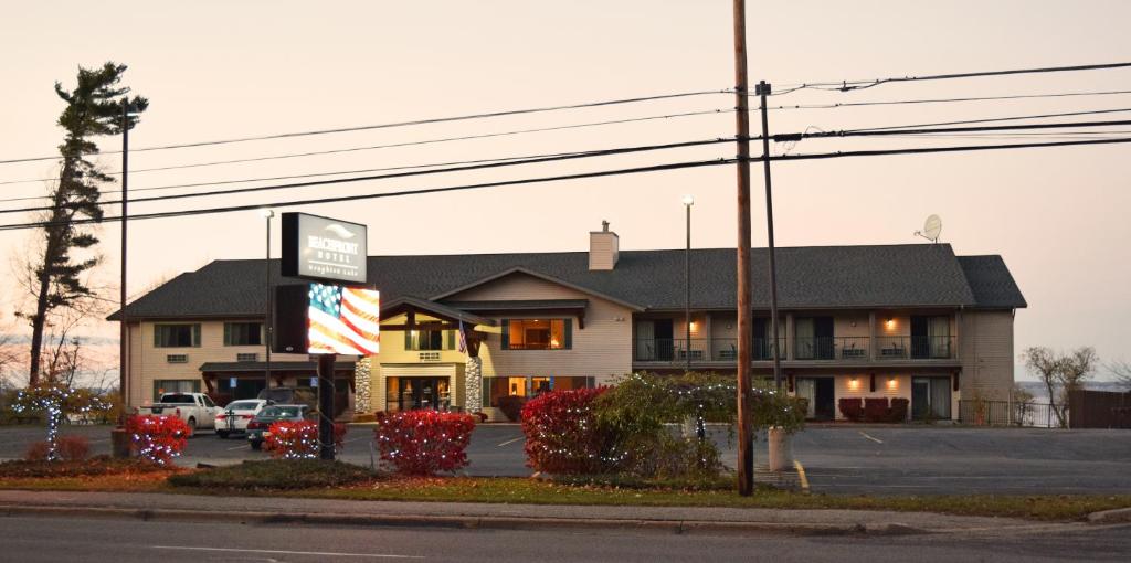 Beachfront Hotel Houghton Lake - image 4