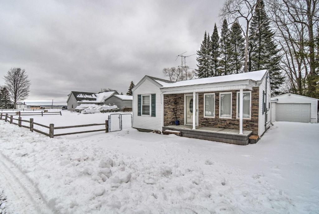 Cottage with Fire Pit Walk to Park and Houghton Lake! - image 6