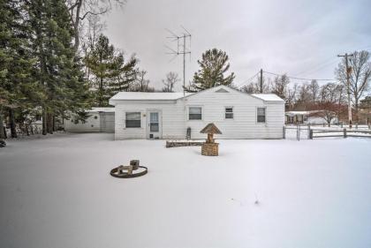 Cottage with Fire Pit Walk to Park and Houghton Lake! - image 8