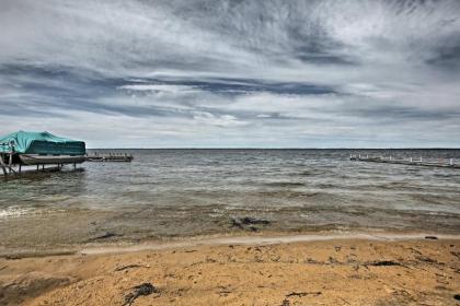 Good times Ahead at this Cozy Houghton Lake Cabin