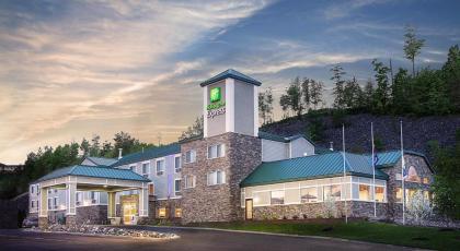 Holiday Inn Express Houghton-Keweenaw an IHG Hotel - image 13