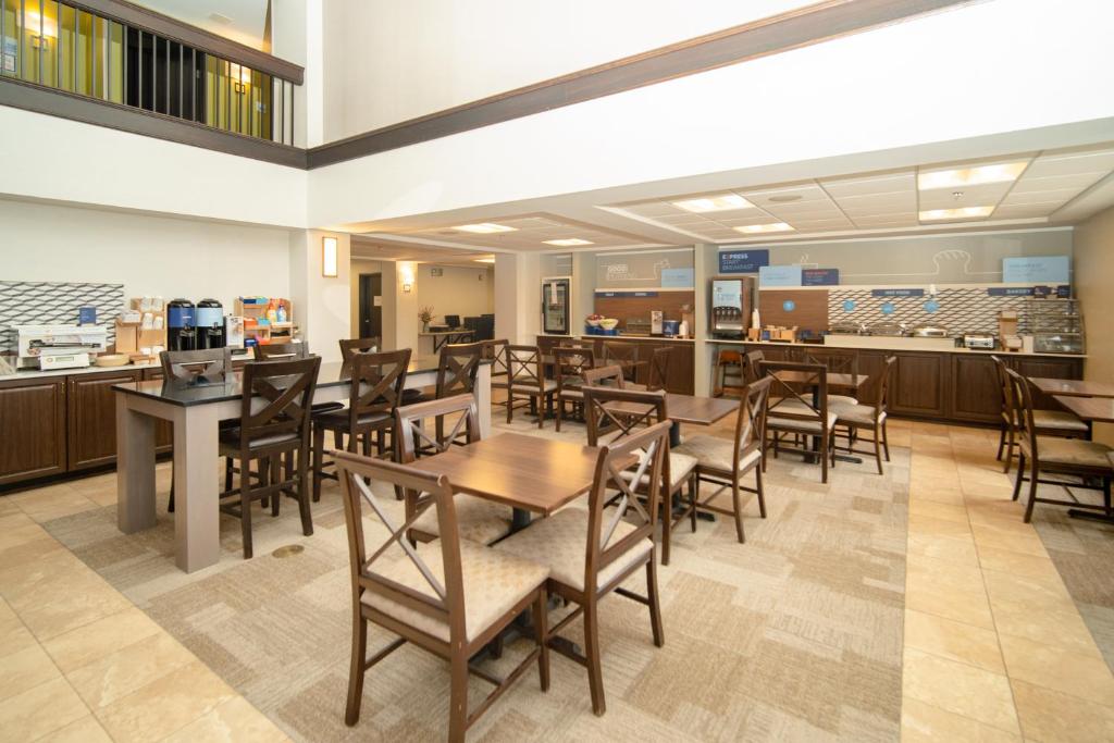 Holiday Inn Express Houghton-Keweenaw an IHG Hotel - image 7