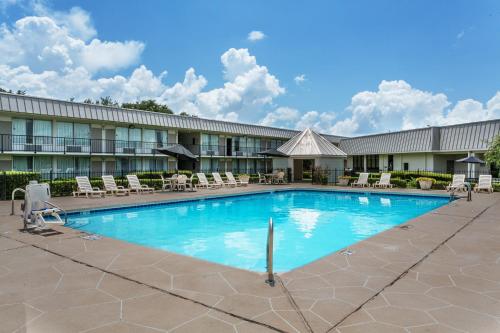 Ramada by Wyndham Houma - image 2