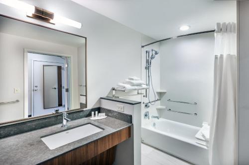 Fairfield Inn & Suites Houston Memorial City Area - image 2