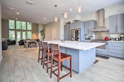 Upscale EaDo Townhome - Walk to BBVA and Bars! - image 10