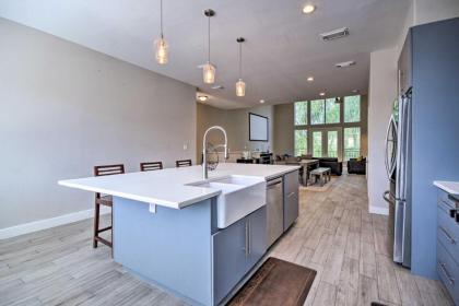 Upscale EaDo Townhome - Walk to BBVA and Bars! - image 12