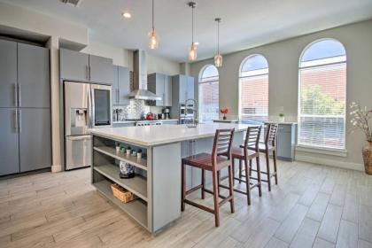 Upscale EaDo Townhome - Walk to BBVA and Bars! - image 3