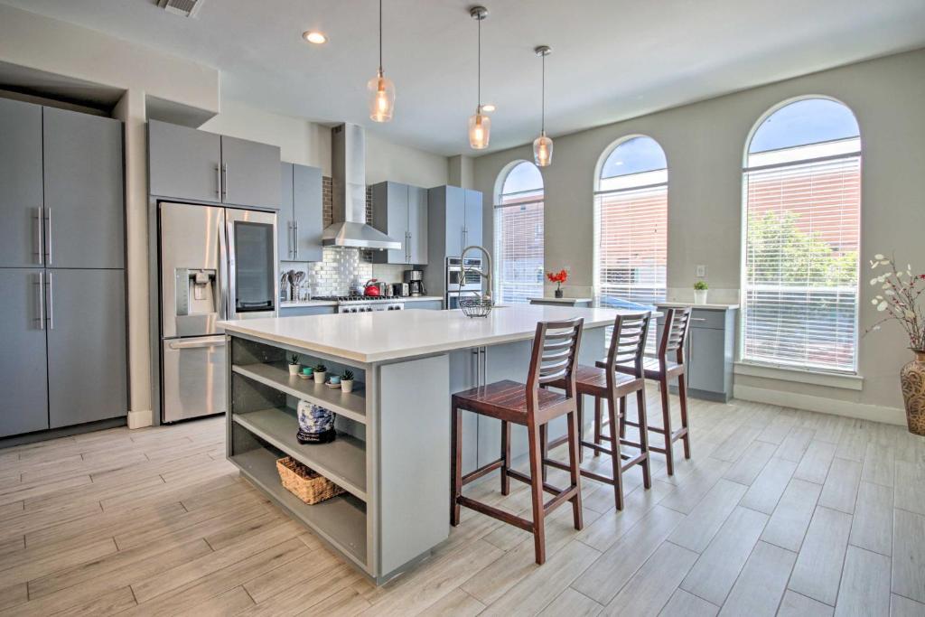 Upscale EaDo Townhome - Walk to BBVA and Bars! - image 3