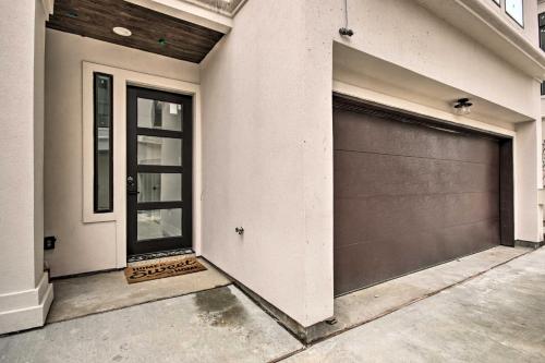 Luxury Townhome - half Mi to Museum District! - image 3