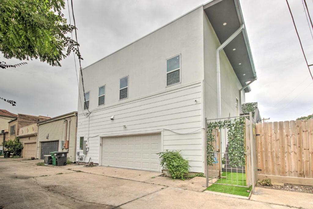 Luxe Modern Houston Apt - 1 Mile to The Galleria! - image 2