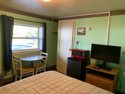 Tour Inn Motel - image 14