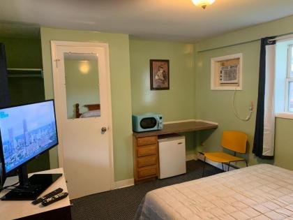 Tour Inn Motel - image 4