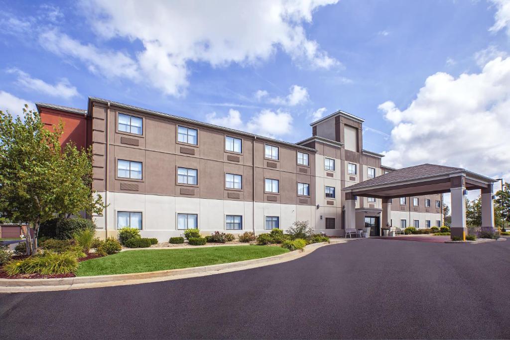 Holiday Inn Express Hotel Howe / Sturgis an IHG Hotel - image 6