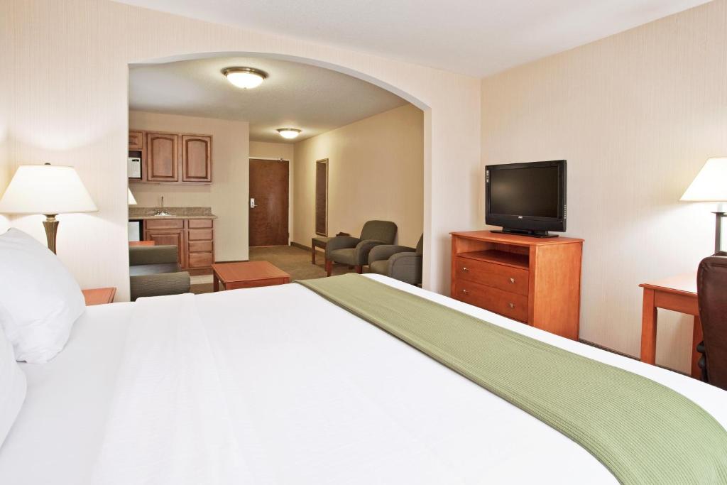 Holiday Inn Express Hotel & Suites Howell an IHG Hotel - image 4