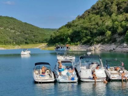 Houseboat-Yacht Nestled In A Lake Travis Cove - image 11