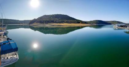 Houseboat-Yacht Nestled In A Lake Travis Cove - image 2