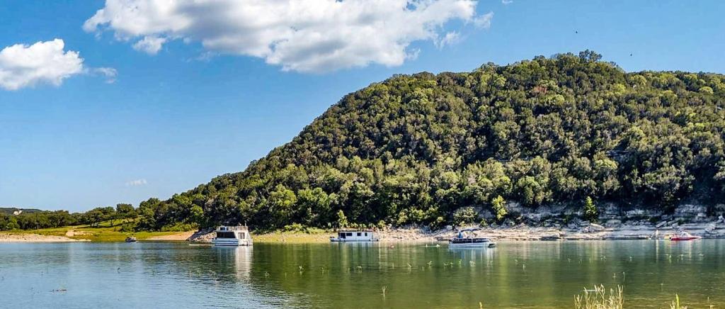 Houseboat-Yacht Nestled In A Lake Travis Cove - image 6