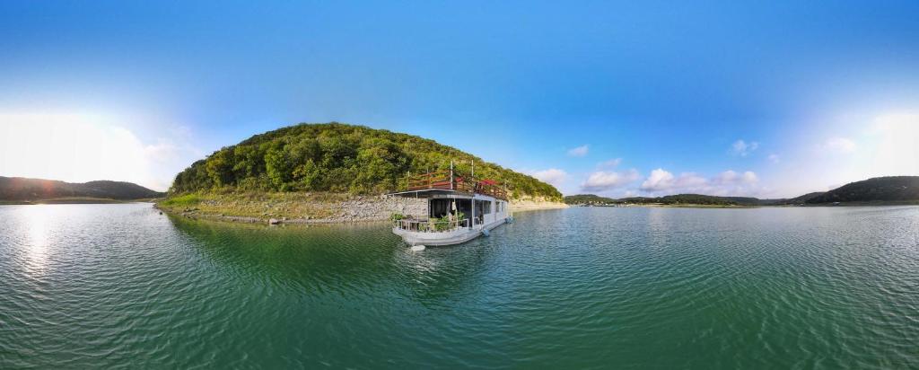 Houseboat-Yacht Nestled In A Lake Travis Cove - image 7