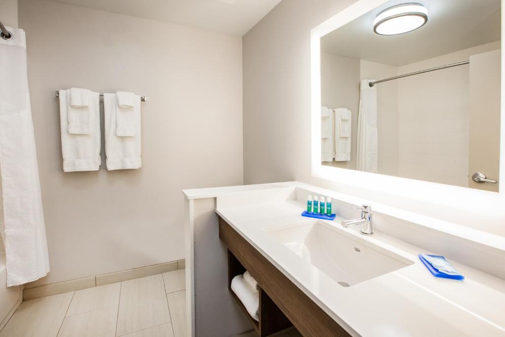 Holiday Inn Express Hotel & Suites Boston - Marlboro an IHG Hotel - image 3