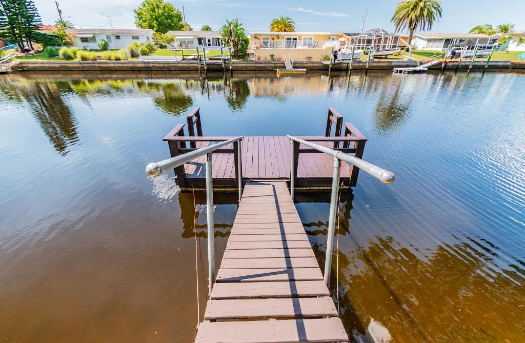 Coral Cabana - Waterfront Home with Dock - image 2