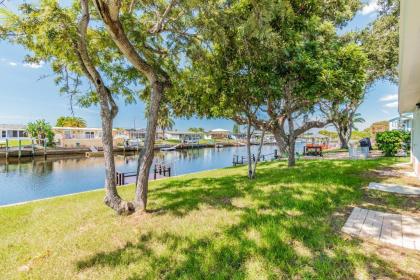 Coral Cabana - Waterfront Home with Dock - image 3