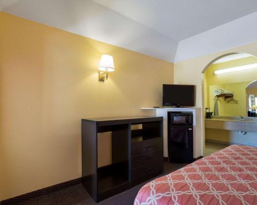 Rodeway Inn & Suites Humble - image 3