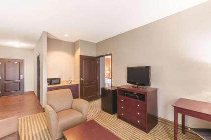 La Quinta Inn & Suites by Wyndham Bush Intercontinental Airport East - image 2