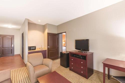 La Quinta Inn & Suites by Wyndham Bush Intercontinental Airport East - image 2