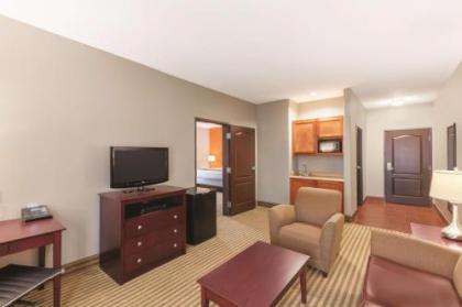 La Quinta Inn & Suites by Wyndham Bush Intercontinental Airport East - image 3