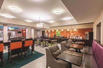 La Quinta Inn & Suites by Wyndham Bush Intercontinental Airport East - image 4